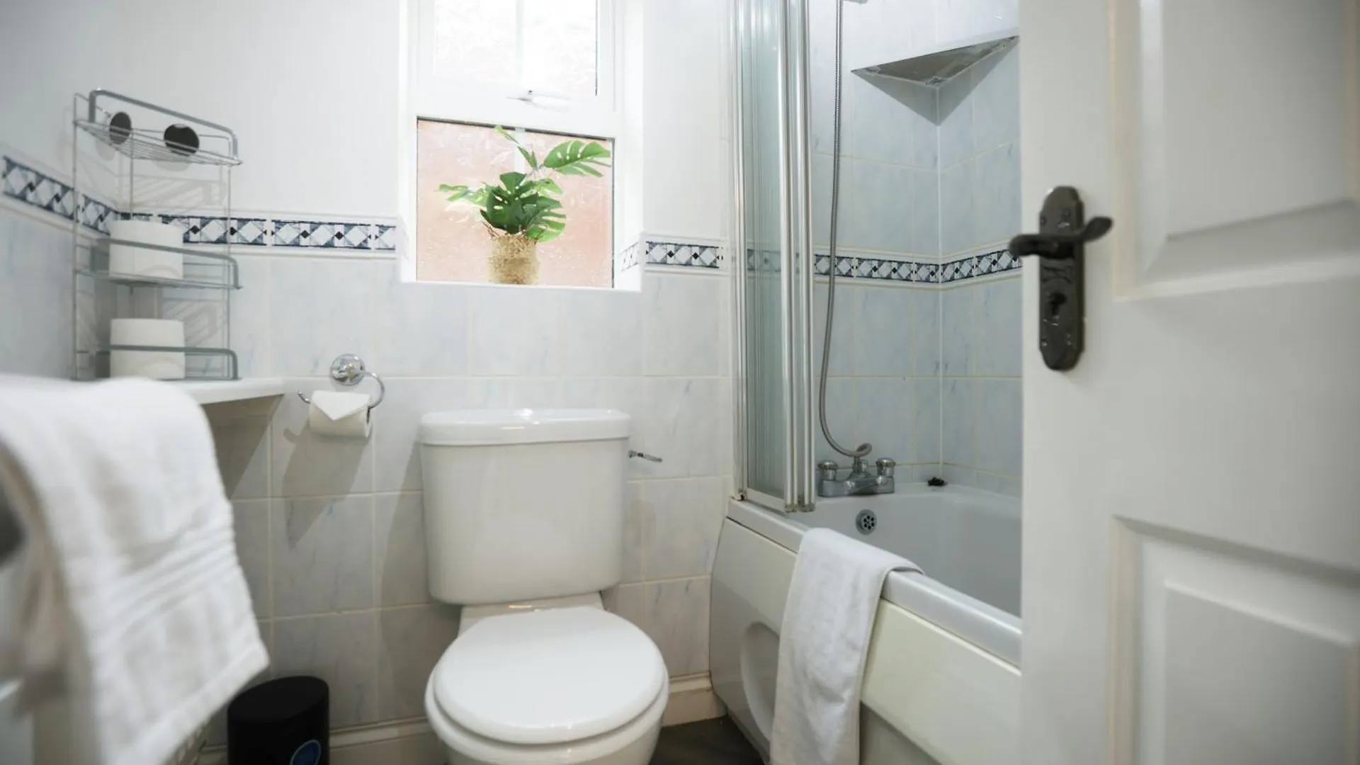 Hébergement de vacances Milestone House By N And N Stays, Contractor Friendly, 6 Bed House, Sleeps 10, Private Parking, Wifi Cardiff