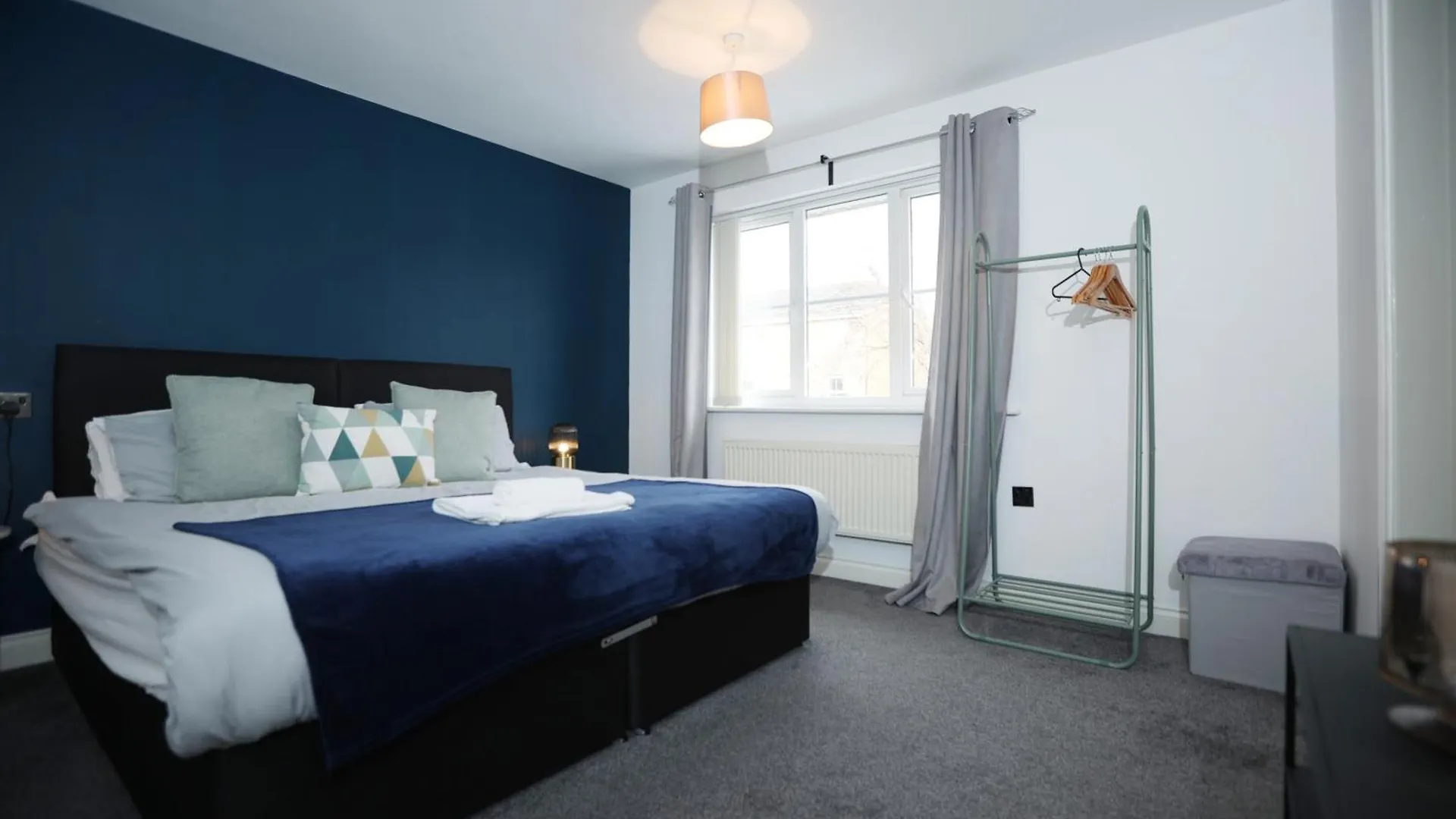Milestone House By N And N Stays, Contractor Friendly, 6 Bed House, Sleeps 10, Private Parking, Wifi Cardiff 0*,  Royaume-Uni