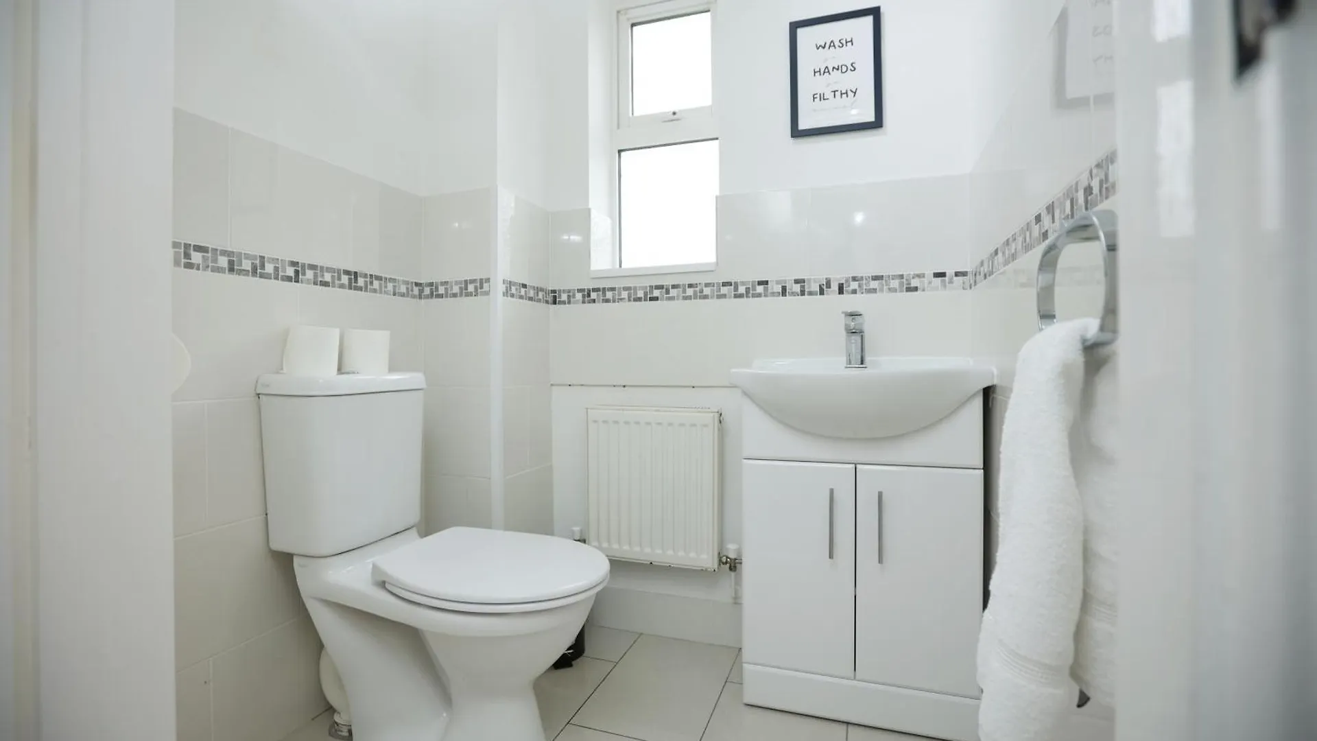 Milestone House By N And N Stays, Contractor Friendly, 6 Bed House, Sleeps 10, Private Parking, Wifi Cardiff 0*,  Royaume-Uni